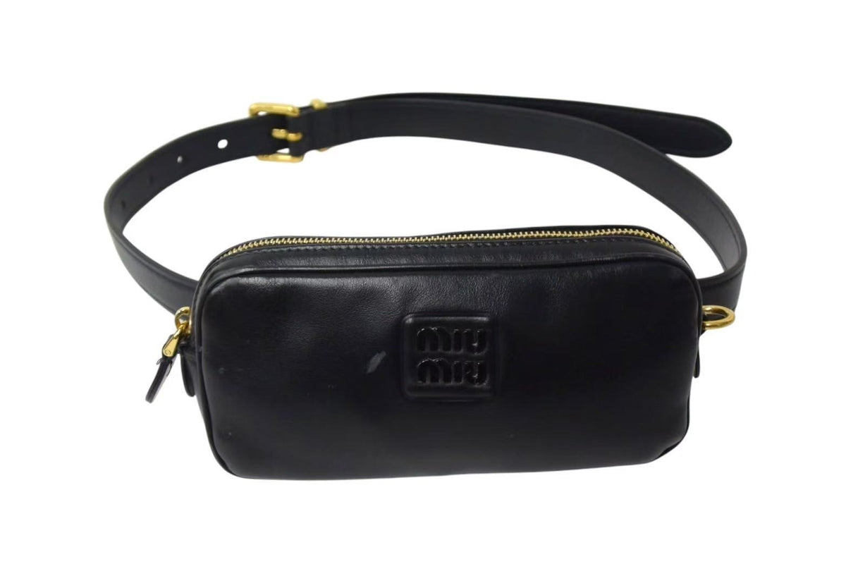 美品miumiu ミュウミュウ　ブラックレザーベルト ゴールドバックル MIUMIU ミュウミュウ レザー ロゴ ベルトバッグ ブラック ウエスト