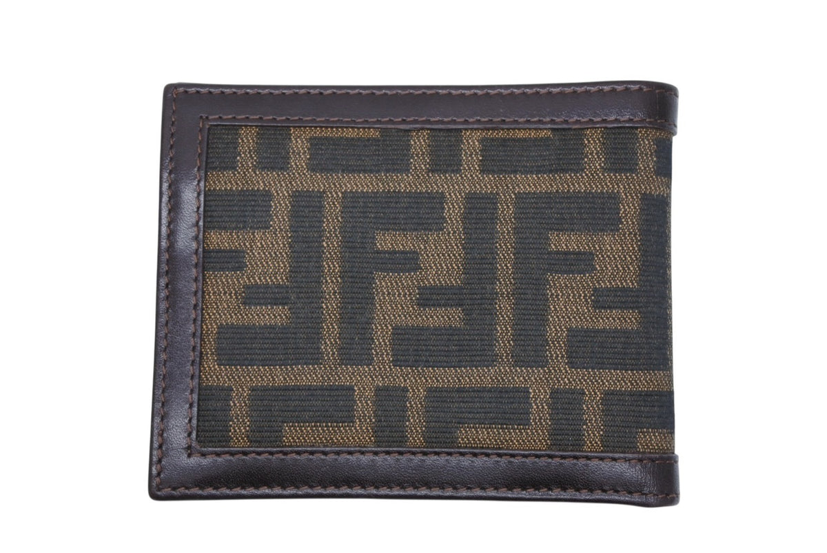 新品同様　箱・カード付き　FENDI フェンディ　二つ折り財布　ズッカ柄　新型 FENDI（フェンディ） ズッカ柄 二つ折 長財布 ヴィンテージ 2400