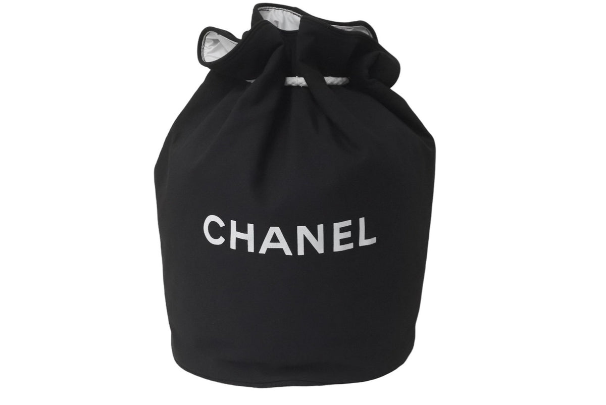 CHANEL シャネル リュックデイパック ロゴ 巾着 プールバッグ キャンバス ノベルティ ブラック ホワイト 良品 中古 60484 –  Casanova Vintage