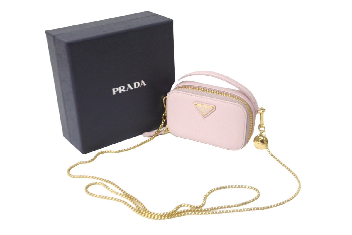 極美品 PRADA プラダ サフィアーノトライアングルロゴ ミニポーチ 1NR025_QHH_F0E18 レザー ピンク ゴールド金具 中古  64199 – Casanova Vintage