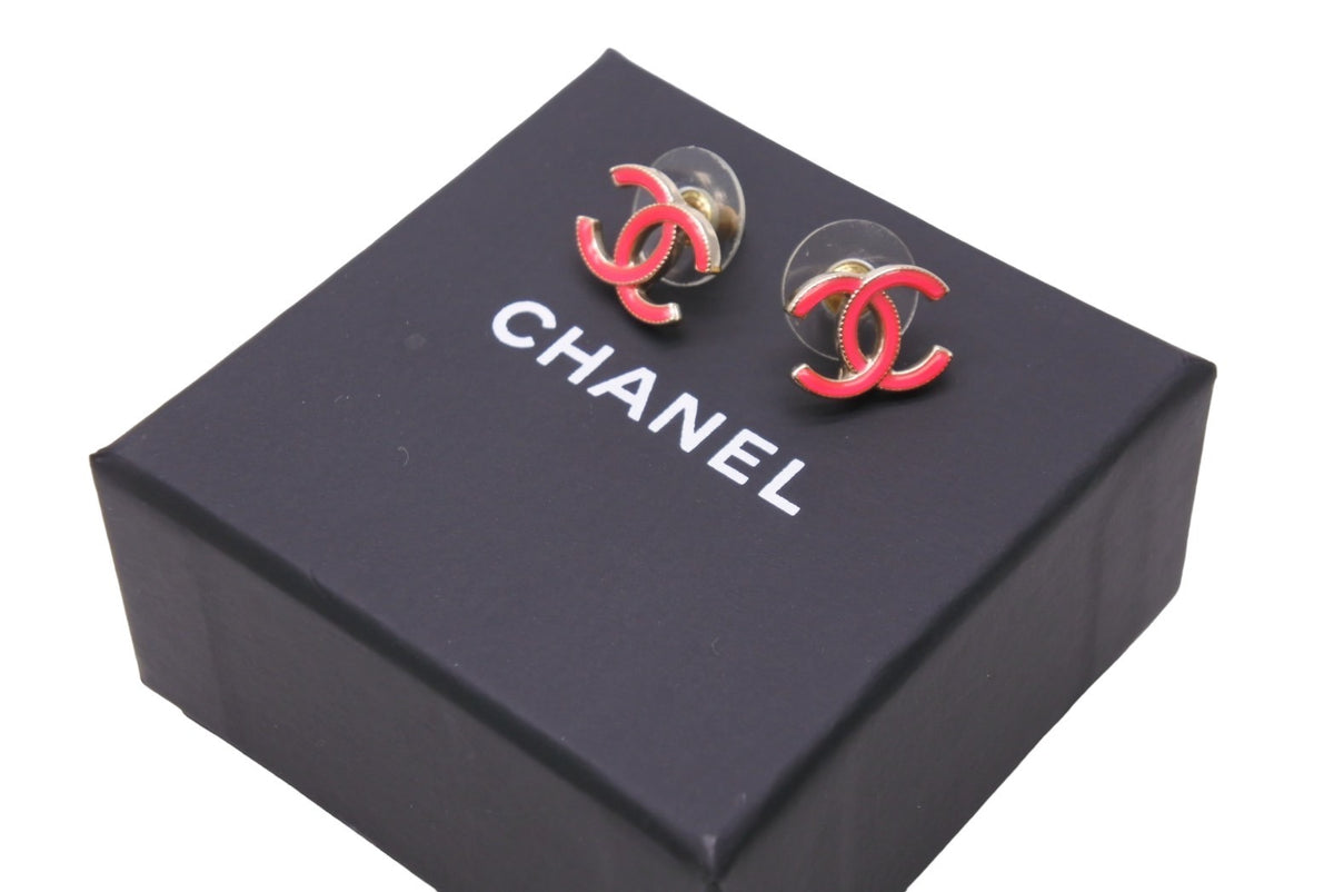 極美品 CHANEL シャネル ココマーク ピアス A22C刻印 ネオンピンク ゴールド金具 中古 55018 – Casanova Vintage