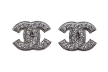Load image into Gallery viewer, 極美品 CHANEL シャネル ココマーク ピアス 重量約3.7g A12V刻印 ラインストーン シルバー クリア 両耳用 中古 4b000375