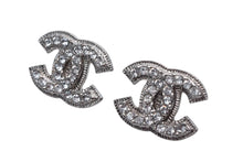 Load image into Gallery viewer, 極美品 CHANEL シャネル ココマーク ピアス 重量約3.7g A12V刻印 ラインストーン シルバー クリア 両耳用 中古 4b000375