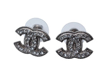 Load image into Gallery viewer, 極美品 CHANEL シャネル ココマーク ピアス 重量約3.7g A12V刻印 ラインストーン シルバー クリア 両耳用 中古 4b000375