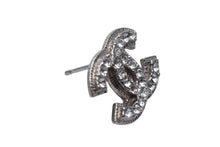 Load image into Gallery viewer, 極美品 CHANEL シャネル ココマーク ピアス 重量約3.7g A12V刻印 ラインストーン シルバー クリア 両耳用 中古 4b000375