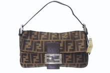 Load image into Gallery viewer, 極美品 FENDI フェンディ マンマバケット ワンショルダーバッグ i37726 24099 ズッカ柄 ブラウン シルバー金具 中古 4b000956