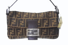 Load image into Gallery viewer, 極美品 FENDI フェンディ マンマバケット ワンショルダーバッグ i37726 24099 ズッカ柄 ブラウン シルバー金具 中古 4b000956