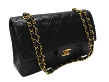 Load image into Gallery viewer, 極美品 CHANEL シャネル マトラッセ 25 Wフラップ Wチェーンショルダーバッグ 5番台 ラムスキン ココマーク ブラック ゴールド金具 中古 4b005044