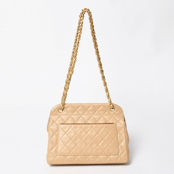 極美品 CHANEL シャネル マトラッセ ココマーク ダイアナ フラップチェーンショルダーバッグ ベージュ ゴールド金具 1番台 ラムスキン 中古 4a008251