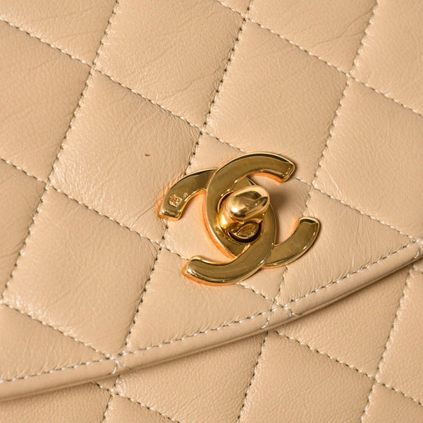 極美品 CHANEL シャネル マトラッセ ココマーク ダイアナ フラップチェーンショルダーバッグ ベージュ ゴールド金具 1番台 ラムスキン 中古 4a008251