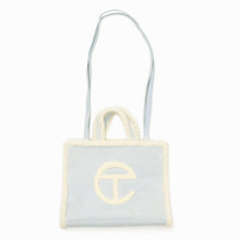 Load image into Gallery viewer, UGG×TELFAR アグ×テルファー ミディアム ショッパー2WAY バッグ 1123205 ホワイト ライトブルー スウェード コットンツイル シルバー金具 美品 中古 4b007808