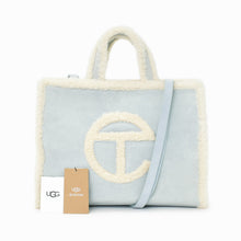 Load image into Gallery viewer, UGG×TELFAR アグ×テルファー ミディアム ショッパー2WAY バッグ 1123205 ホワイト ライトブルー スウェード コットンツイル シルバー金具 美品 中古 4b007808