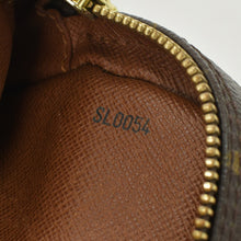 画像をギャラリービューアに読み込む, LOUIS VUITTON ルイヴィトン モノグラム ダヌーブ ショルダーバッグ M45266 ゴールド金具 ロゴ 美品 中古 4b010173