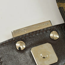 画像をギャラリービューアに読み込む, FENDI フェンディ マンマバケット ワンショルダーバッグ 26424 ズッカ柄 キャンバス レザー ブラウン シルバー金具 美品 中古 4b010199