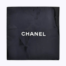 画像をギャラリービューアに読み込む, CHANEL シャネル スカーフ バンダナ ココマーク チェーンアクセ柄 ハンカチ 80cm ネイビー シルク 美品 中古 4b010483