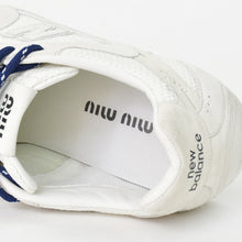 Load image into Gallery viewer, MIU MIU × New Balance ミュウミュウ × ニューバランス スニーカー 5E165E 574 White ホワイト 43 美品 中古 4b011452