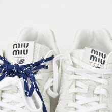 Load image into Gallery viewer, MIU MIU × New Balance ミュウミュウ × ニューバランス スニーカー 5E165E 574 White ホワイト 43 美品 中古 4b011452