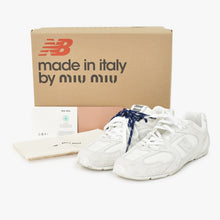 Load image into Gallery viewer, MIU MIU × New Balance ミュウミュウ × ニューバランス スニーカー 5E165E 574 White ホワイト 43 美品 中古 4b011452