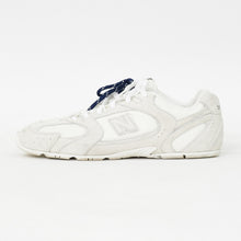 Load image into Gallery viewer, MIU MIU × New Balance ミュウミュウ × ニューバランス スニーカー 5E165E 574 White ホワイト 43 美品 中古 4b011452