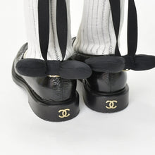 Load image into Gallery viewer, 極美品 CHANEL シャネル ローファー 革靴 G45410 サイズ38C ココマーク ソックスドッキング リボン レザー ブラック 中古 4b011481