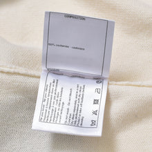 Load image into Gallery viewer, CHANEL シャネル ロゴ カーディガン P61427K46799 ０番台 ホワイト ブルー カシミヤ サイズ 36 美品 中古 4b010311