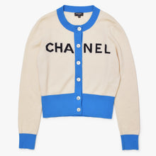 Load image into Gallery viewer, CHANEL シャネル ロゴ カーディガン P61427K46799 ０番台 ホワイト ブルー カシミヤ サイズ 36 美品 中古 4b010311