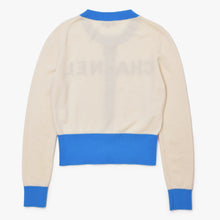 Load image into Gallery viewer, CHANEL シャネル ロゴ カーディガン P61427K46799 ０番台 ホワイト ブルー カシミヤ サイズ 36 美品 中古 4b010311