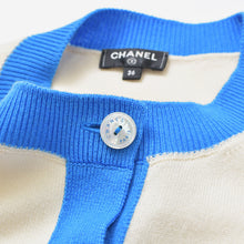Load image into Gallery viewer, CHANEL シャネル ロゴ カーディガン P61427K46799 ０番台 ホワイト ブルー カシミヤ サイズ 36 美品 中古 4b010311