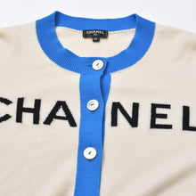 Load image into Gallery viewer, CHANEL シャネル ロゴ カーディガン P61427K46799 ０番台 ホワイト ブルー カシミヤ サイズ 36 美品 中古 4b010311