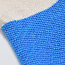 Load image into Gallery viewer, CHANEL シャネル ロゴ カーディガン P61427K46799 ０番台 ホワイト ブルー カシミヤ サイズ 36 美品 中古 4b010311