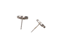 Load image into Gallery viewer, CHANEL シャネル ココマーク ピアス 重量約1.4g 09C刻印 シルバー メタル ラインストーン 両耳用 美品 中古 4b001035