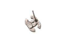 Load image into Gallery viewer, CHANEL シャネル ココマーク ピアス 重量約1.4g 09C刻印 シルバー メタル ラインストーン 両耳用 美品 中古 4b001035