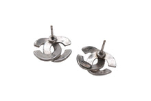 Load image into Gallery viewer, CHANEL シャネル ココマーク ピアス 重量約2.2g 00A刻印 メタル シルバーカラー 両耳用 美品 中古 4b001037