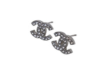 Load image into Gallery viewer, 極美品 CHANEL シャネル ココマーク ピアス 重量約3.5g 05V刻印 メタル ラインストーン シルバーカラー 両耳用 中古 4b001051