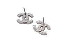 Load image into Gallery viewer, 極美品 CHANEL シャネル ココマーク ピアス 重量約3.5g 05V刻印 メタル ラインストーン シルバーカラー 両耳用 中古 4b001051