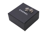 Load image into Gallery viewer, CHANEL シャネル ココマーク ピアス 重量約2.5g C19V刻印 メタル ラインストーン シルバー 両耳用 美品 中古 4b001056