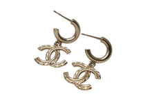 Load image into Gallery viewer, CHANEL シャネル ココマーク ピアス 重量約6.4g B23B刻印 メタル ラインストーン GP ゴールド クリア ぶら下がり 両耳用 美品 中古 4b001057