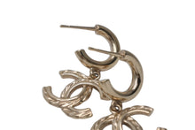 Load image into Gallery viewer, CHANEL シャネル ココマーク ピアス 重量約6.4g B23B刻印 メタル ラインストーン GP ゴールド クリア ぶら下がり 両耳用 美品 中古 4b001057