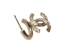 Load image into Gallery viewer, CHANEL シャネル ココマーク ピアス 重量約6.4g B23B刻印 メタル ラインストーン GP ゴールド クリア ぶら下がり 両耳用 美品 中古 4b001057