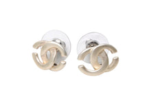 Load image into Gallery viewer, CHANEL シャネル ココマーク ピアス 重量約3.1g 01A刻印 メタル シルバー シャンパンゴールド 両耳用 美品 中古 4b001060