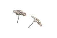 Load image into Gallery viewer, CHANEL シャネル ココマーク ピアス 重量約3.1g 01A刻印 メタル シルバー シャンパンゴールド 両耳用 美品 中古 4b001060