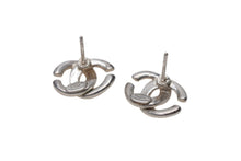 Load image into Gallery viewer, CHANEL シャネル ココマーク ピアス 重量約3.1g 01A刻印 メタル シルバー シャンパンゴールド 両耳用 美品 中古 4b001060