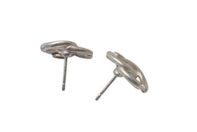 Load image into Gallery viewer, CHANEL シャネル ココマーク ピアス 重量約3.1g 01A刻印 メタル シルバー シャンパンゴールド 両耳用 美品 中古 4b001060