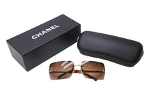 Load image into Gallery viewer, CHANEL シャネル リムレス サングラス 4092-B c.125/13 サイズ62□15 120 ココマーク ラインストーン ブラウン ゴールド 良品 中古 4b001062