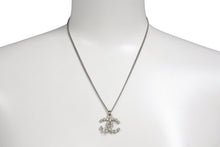 Load image into Gallery viewer, 極美品 CHANEL シャネル ココマーク ネックレス 重量約7.7g 05V刻印 全長約43.5cm ラインストーン メタル シルバー クリア 中古 4b001067