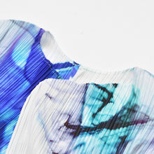 Load image into Gallery viewer, 新品同様 ISSEY MIYAKE イッセイミヤケ プリーツプリーズ カーディガン 総柄 日本製 ポリエステル ホワイト ブルー サイズ3 中古 4b010941