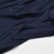 Load image into Gallery viewer, HOMME PLISSE ISSEY MIYAKE オムプリッセイッセイミヤケ プリーツエッジブレザー HP46FD285 ネイビー サイズ3 美品 中古 4b011098