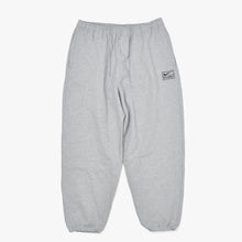 Load image into Gallery viewer, 新品未使用 NIKE ナイキ × STUSSY ステューシー Fleece Pants フリースパンツ SP220811STY サイズ2XL グレー 中古 4b011319