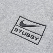 Load image into Gallery viewer, 新品未使用 NIKE ナイキ × STUSSY ステューシー Fleece Pants フリースパンツ SP220811STY サイズ2XL グレー 中古 4b011319