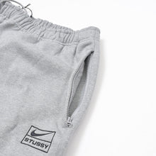 Load image into Gallery viewer, 新品未使用 NIKE ナイキ × STUSSY ステューシー Fleece Pants フリースパンツ SP220811STY サイズ2XL グレー 中古 4b011319